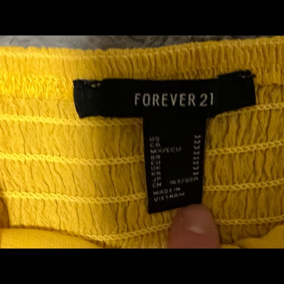 Yellow crop top, perfect for summer time - Picture 3 of 4